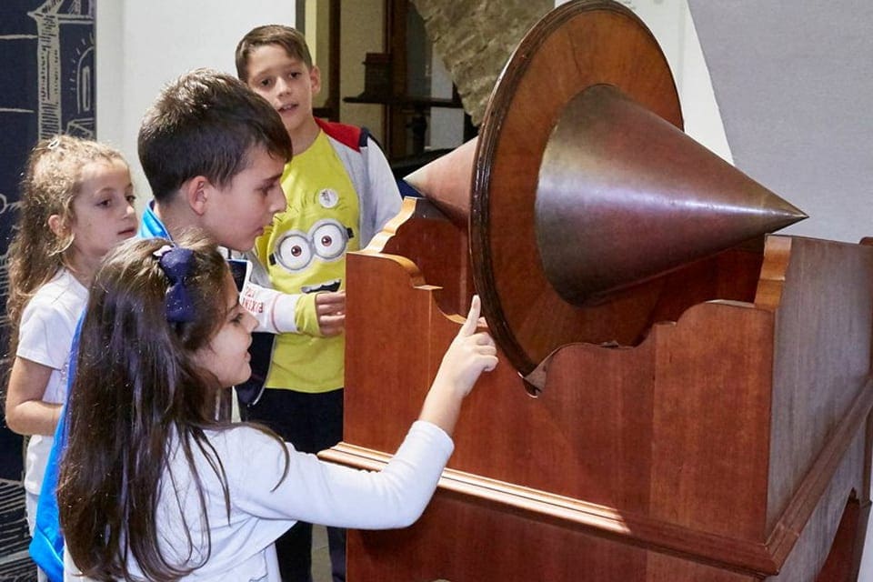 Kids interact with an exhibit at the Galileo Museum.