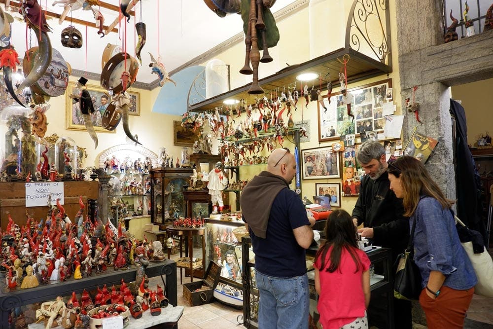 A family enjoys shopping in Naples for arts and crafts. Art is a wonderful way to take a virtual vacation to Naples and Pompeii!