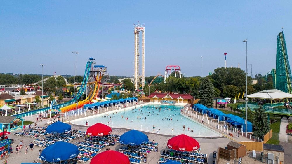 Soak City at Valleyfair, featurin a huge zero depth pool area, cabanas, and amusement rides.