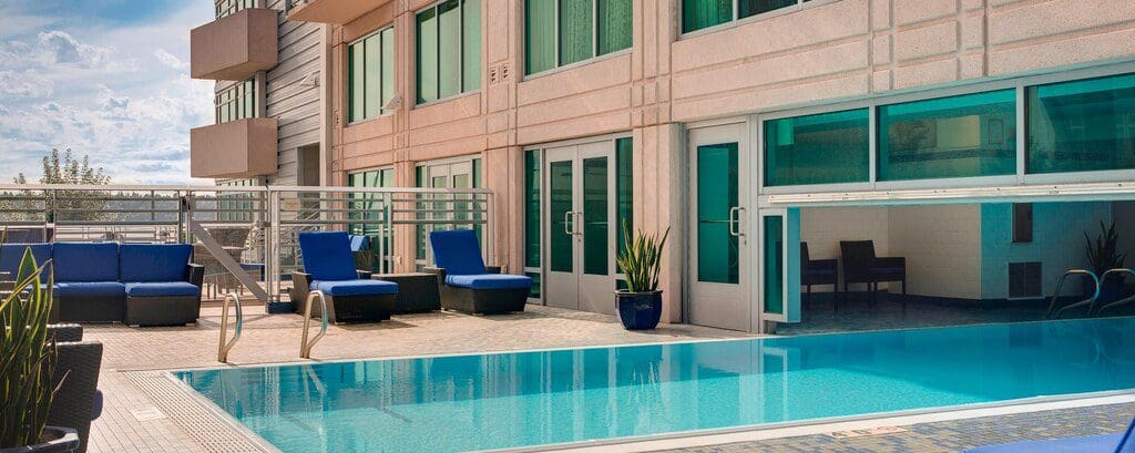 The outdoor roof pool at the Seattle Marriott Waterfront on a sunny day.