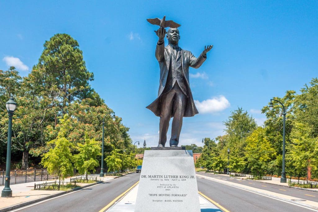 A statue of MLK within a large, green park in Atlanta.