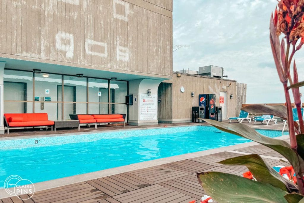 The outdoor, roof-top pool at Hotel Le Cantlie Suites on a sunny day.