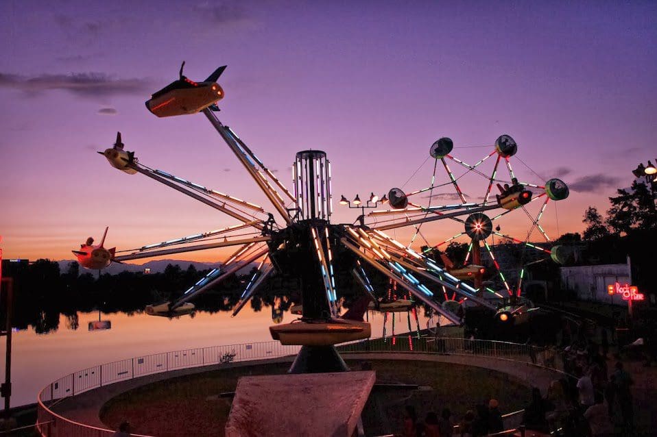 A ride at the Lakeside Amusement Park lit up at night.