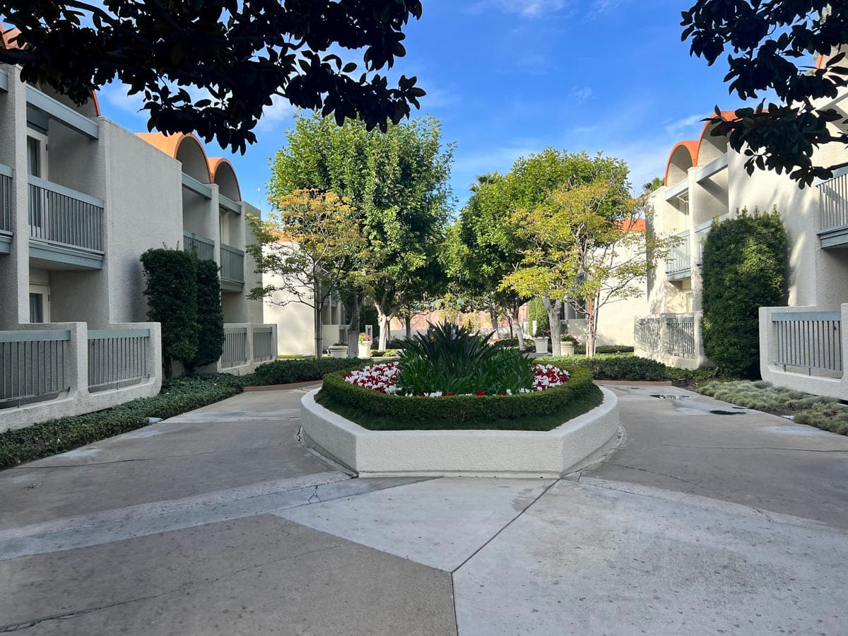 The beautiful courtyard within the Howard Johnson by Wyndham Anaheim Hotel & Water Playground.