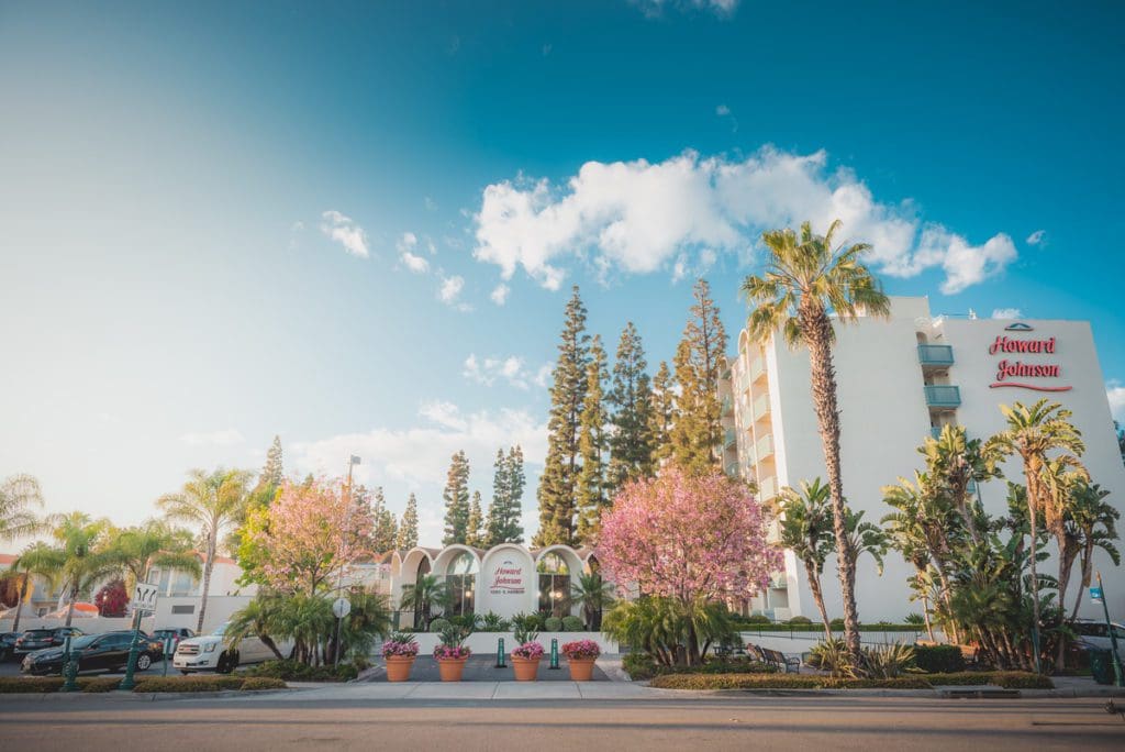 The entrance to the Howard Johnson Anaheim.