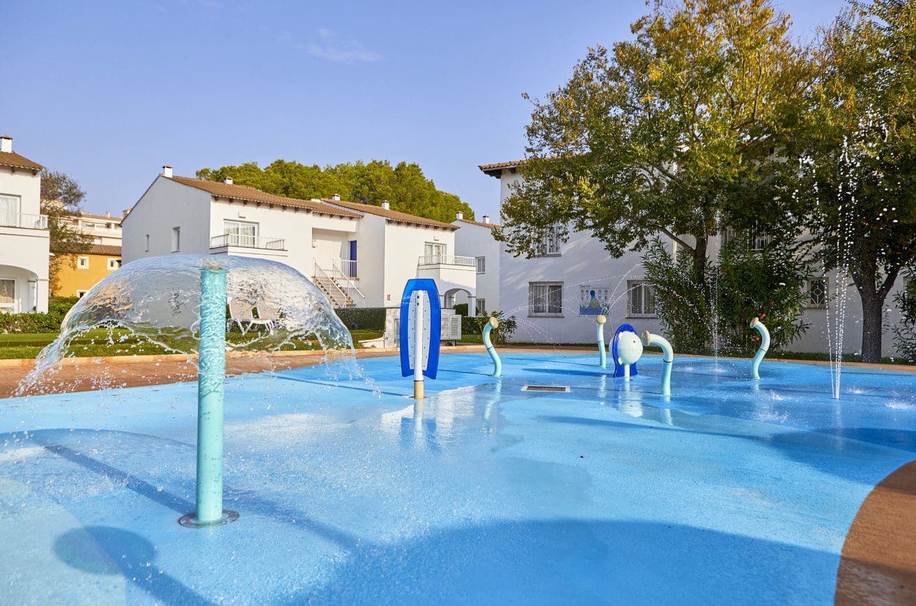 The zero-entry splash zone at Sea Club Alcudia Mediterranean on a sunny day.