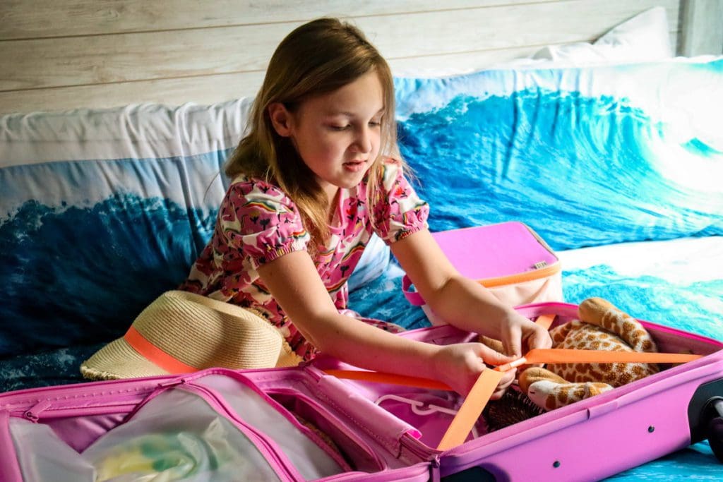 A young girl packs her BÉIS Kids Roller.