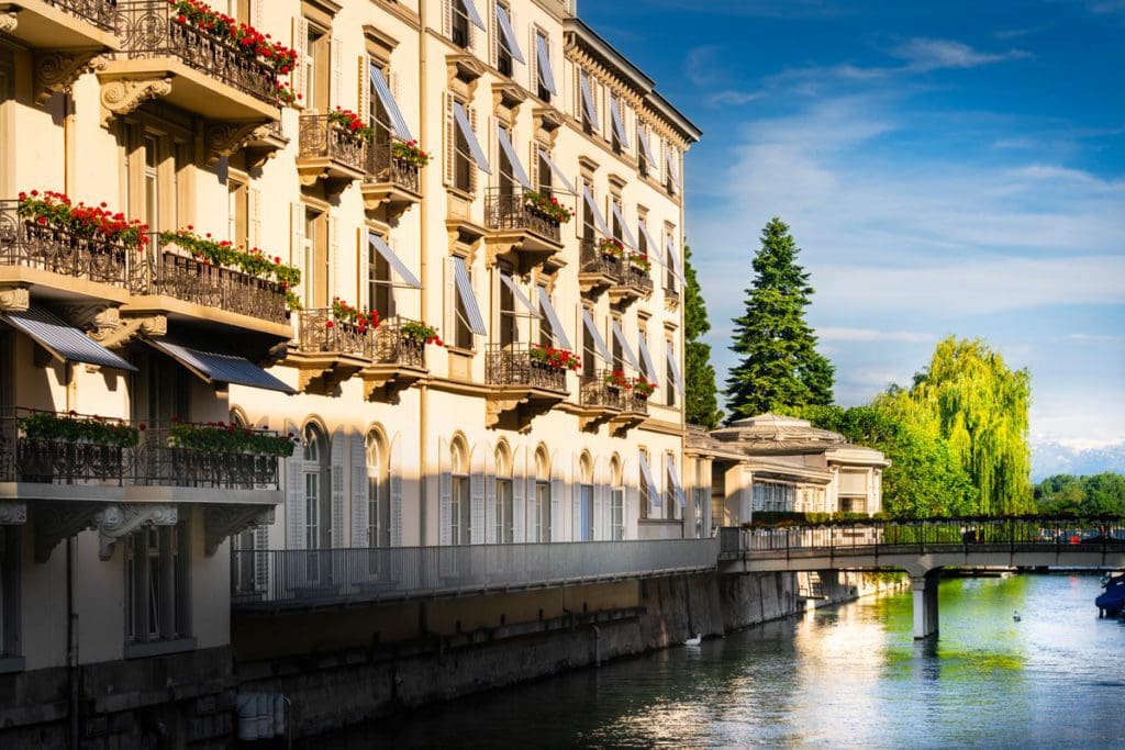 The side facade of Baur au Lac alone the water.