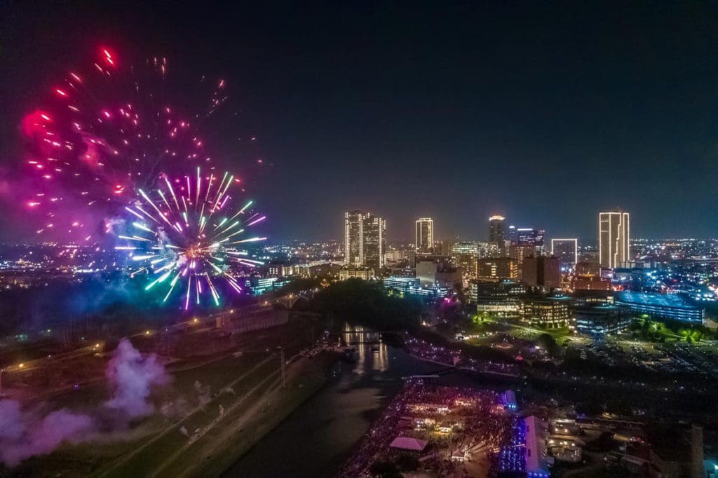 A vibrant Fourth of July fireworks display over Fort Worth, Texas, one of the best places to celebrate fourth of July in the US for families.