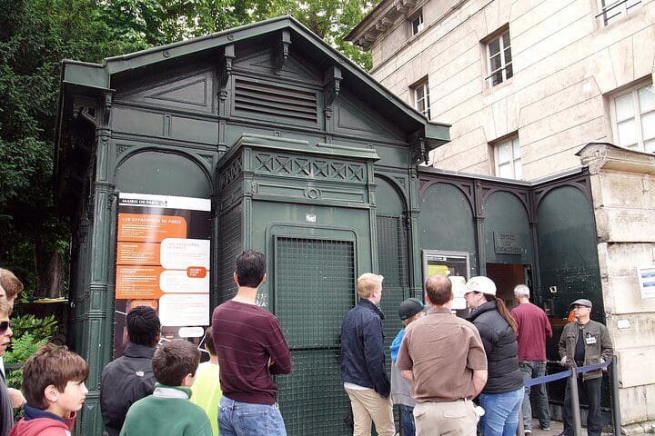 A tour entering the catacombs of Paris.