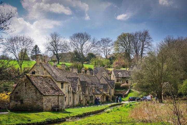 Several house lined along a lane in the Cotswolds.