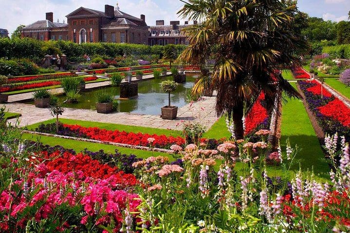 A beautiful garden display at Kensington Gardens in London, one of the best experiences in London with kids. 