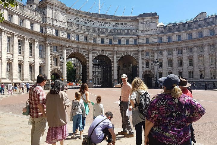 A your guide leads a discussion on a London Top Sites Tour with Tripadvisor, one of the best experiences in London with kids. 