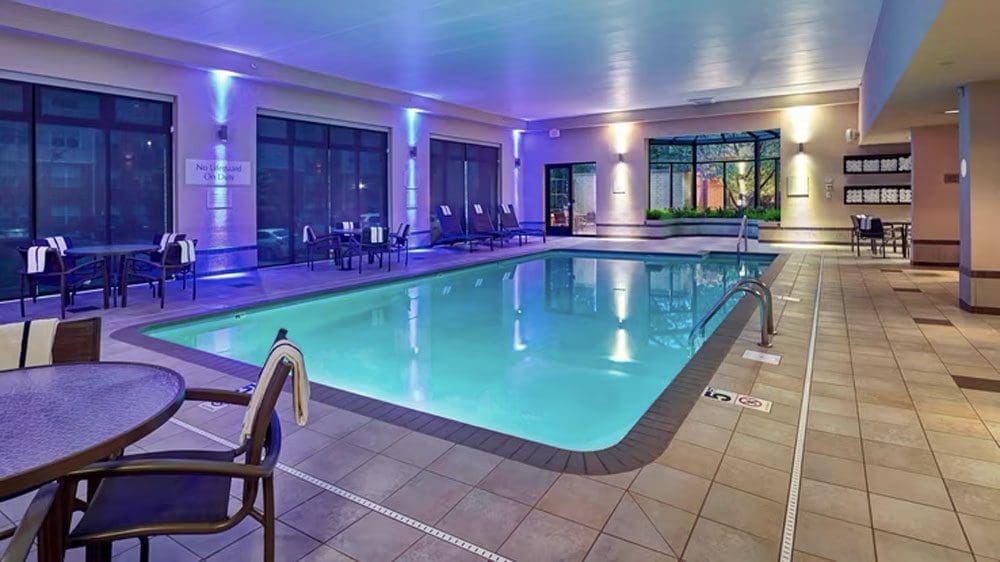 The indoor pool at Courtyard by Marriott Bloomington by Mall of America.