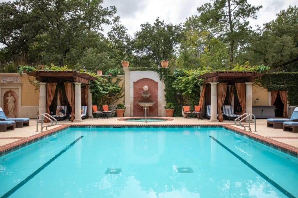 The outdoor pool and pool deck at Hotel Granduca Houston.