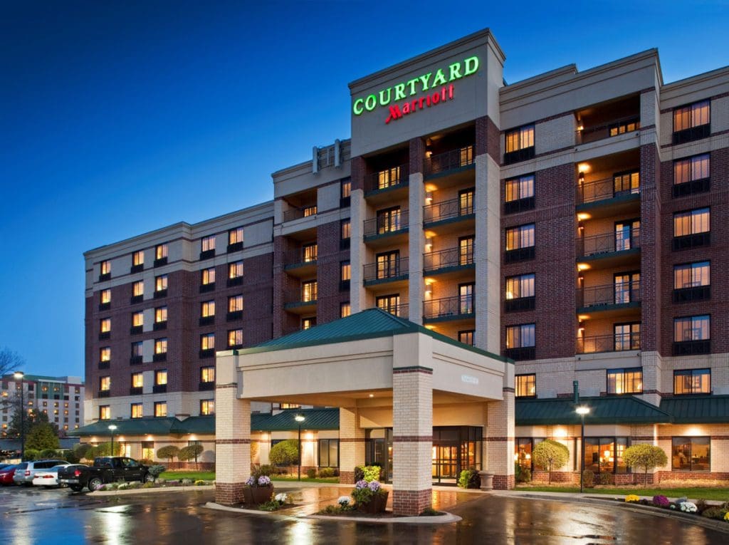 The entrance to Courtyard by Marriott Bloomington by Mall of America at night.
