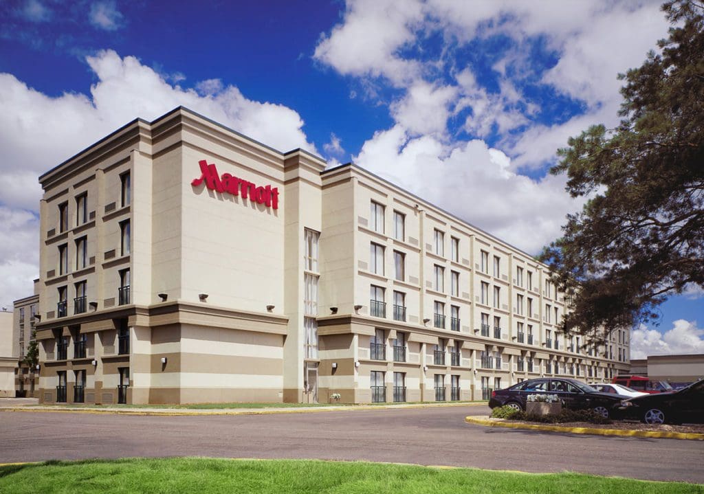 The exterior entrance to Marriott Minneapolis Airport.