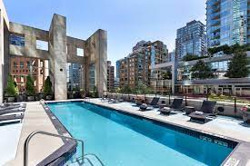 The outdoor rooftop pool at Hilton Vancouver Downtown