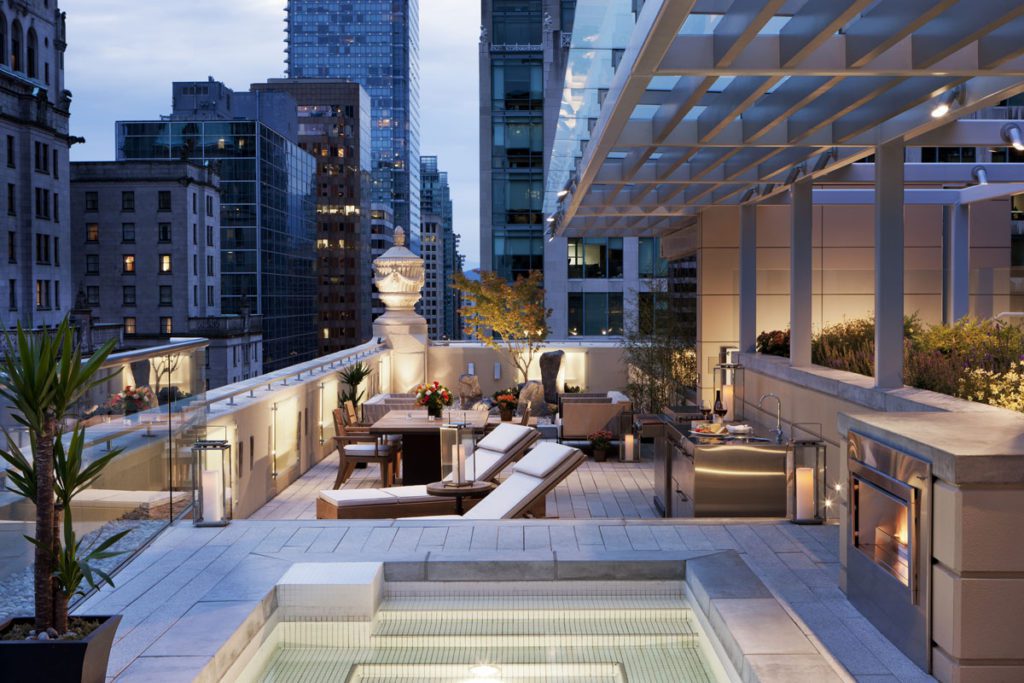 An outdoor lounge area at the Rosewood Hotel Georgia 