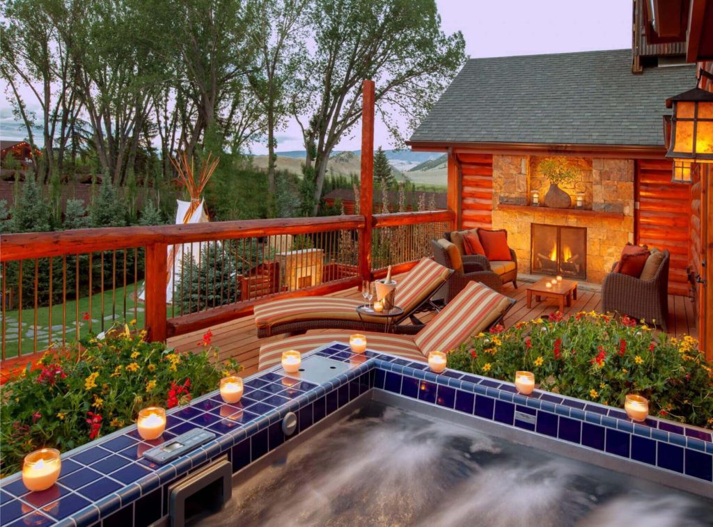 The outdoor hot tub at the Rustic Inn Creekside Resort and Spa, one of the best hotels in Jackson Hole for families
