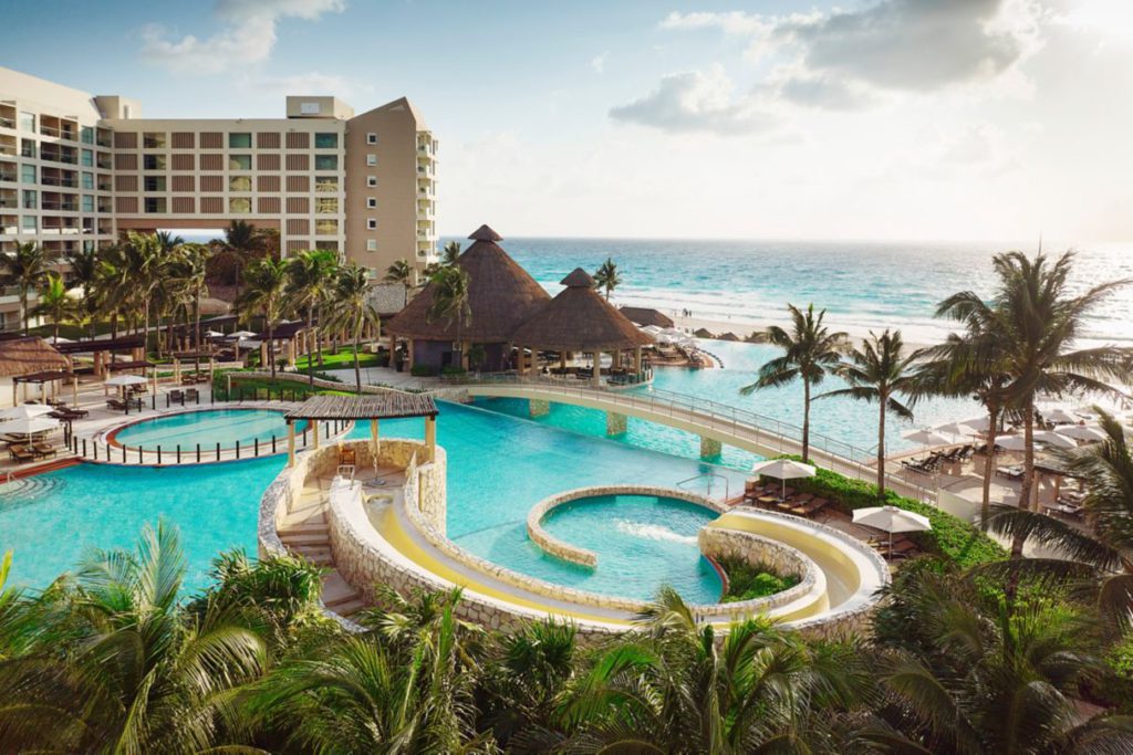 The outdoor pool area at The Westin Lagunamar Ocean Villas