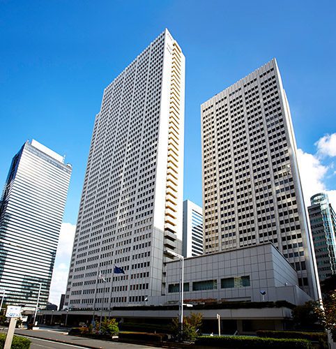 An exterior view of the Keio Plaza Hotel, one of the best hotels in Tokyo for families. 