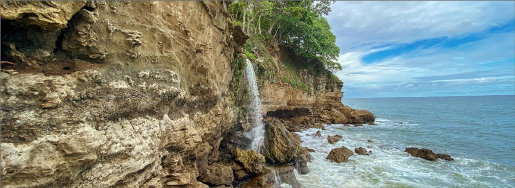 A view of the waves and rocks on Playa Cocalito